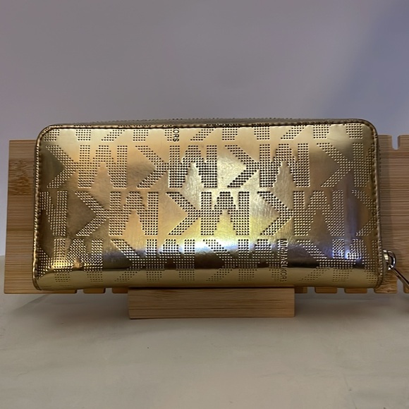 Michael Kors Zip Wallet - Picture 2 of 12